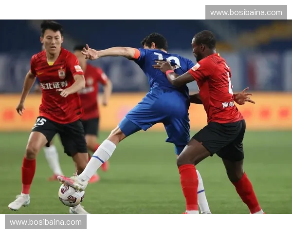 门线救险的关键时刻与防守球员的勇气体现